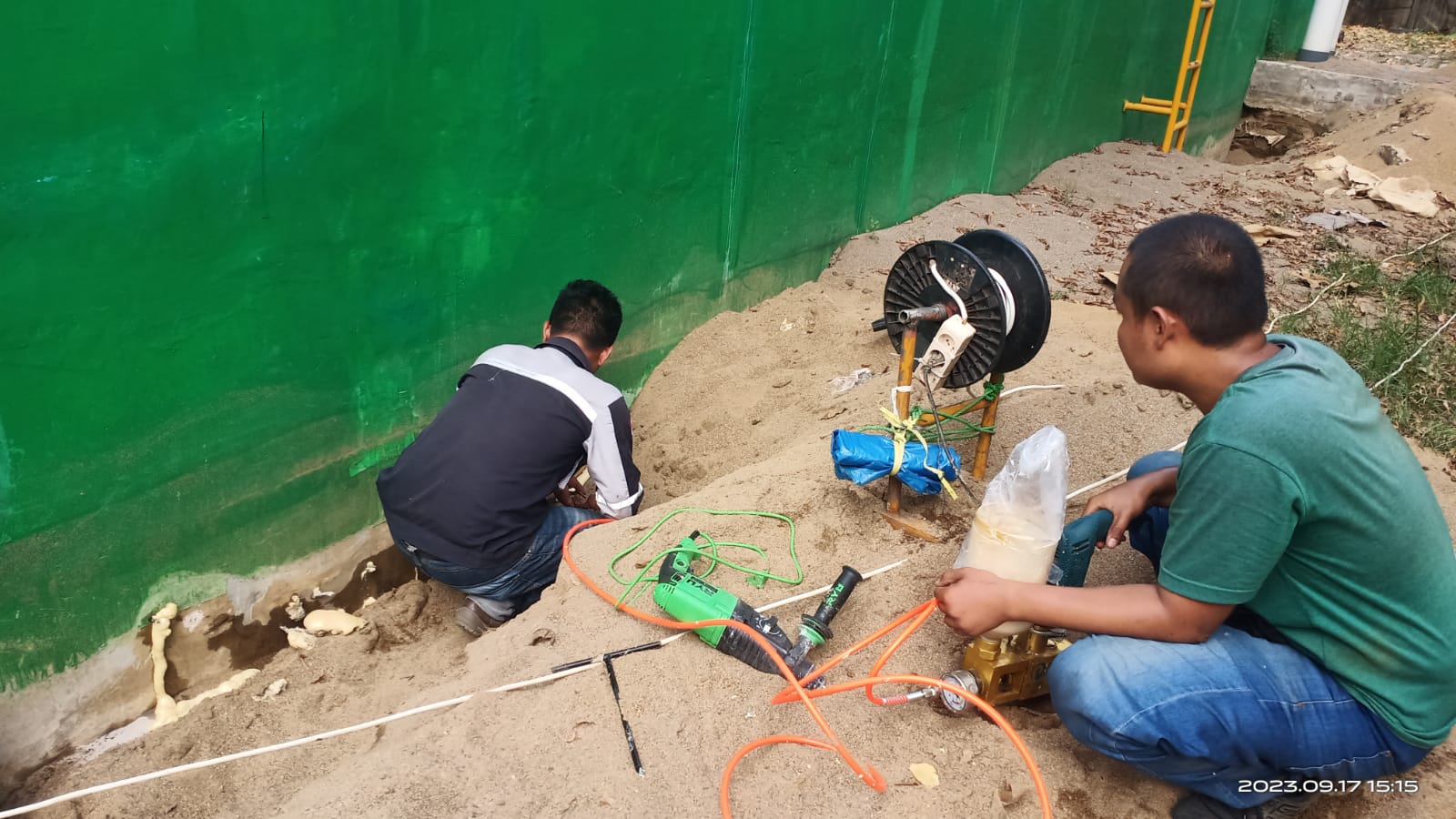Injeksi beton di kolam limbah pabrik karet PT KMP Sekayu