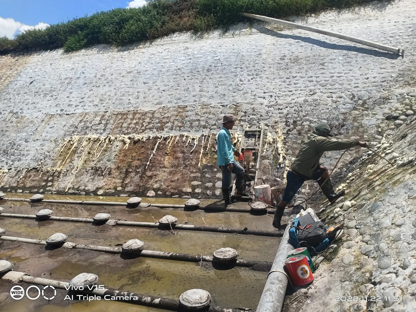 Injeksi beton di kolam limbah PT BASTIAN OLAH SAWIT Sungai lilin