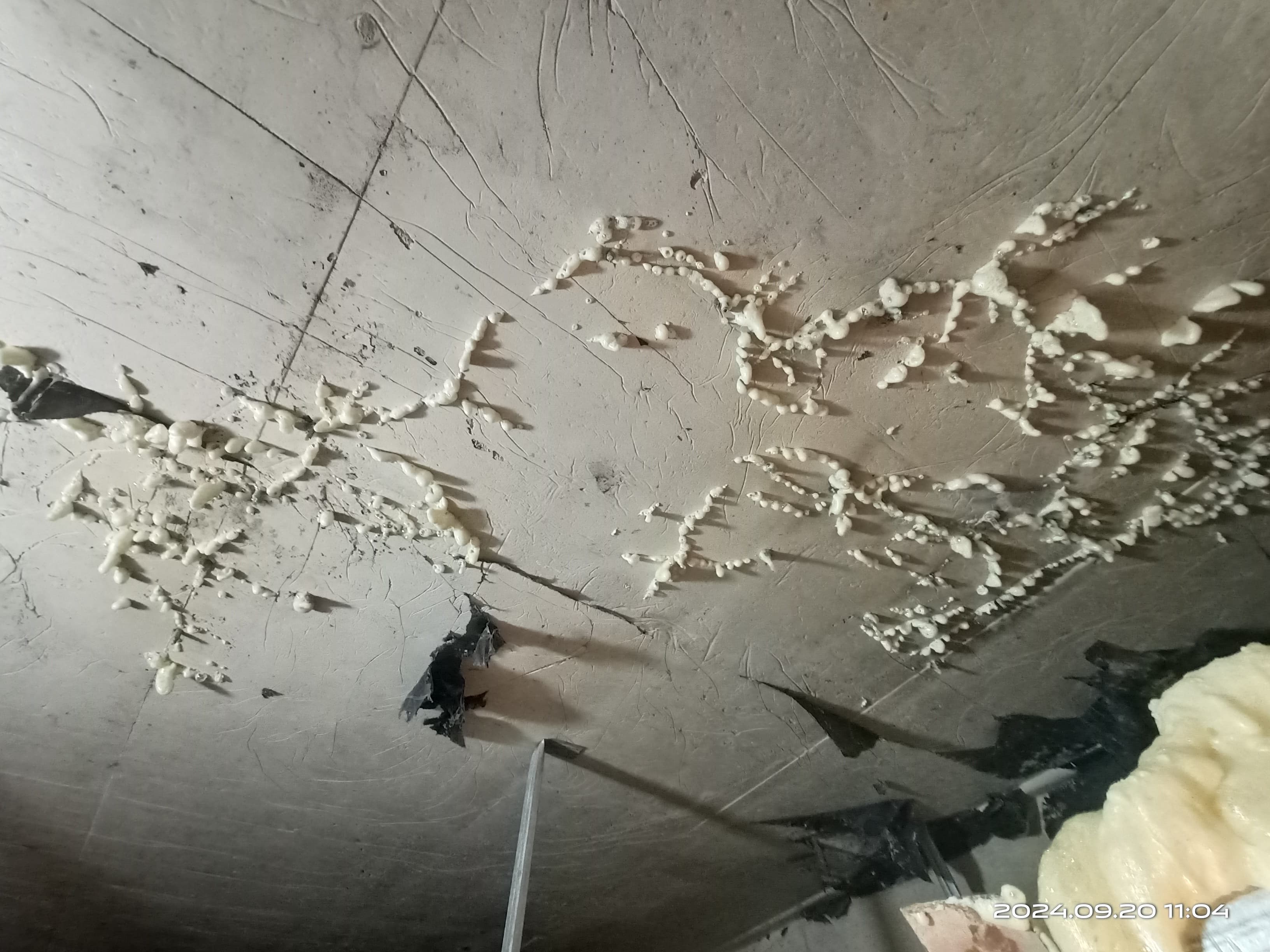 Injeksi beton rembes gedung serbaguna PUSRI